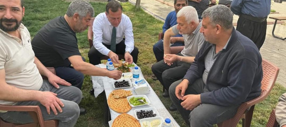 Doğan, güne esnafla kahvaltı yaparak başladı