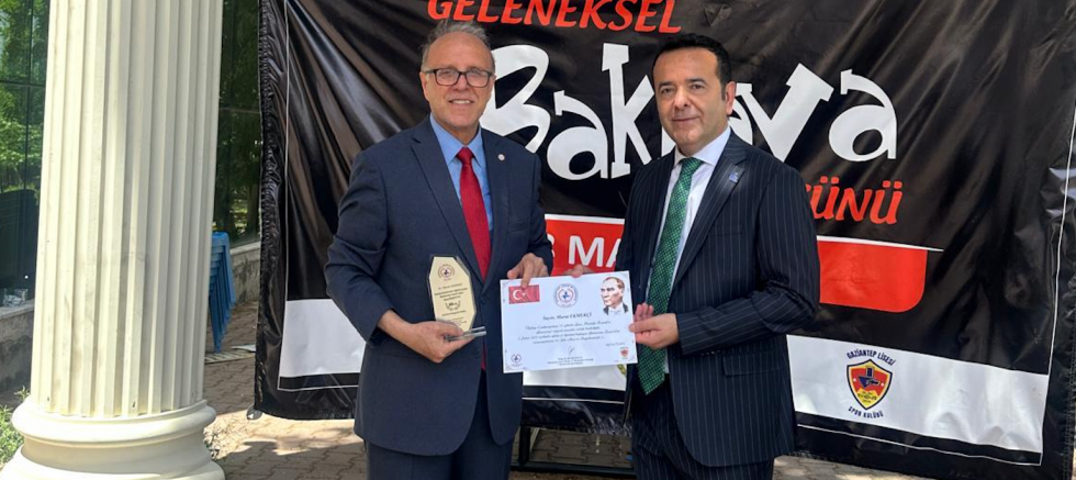 Eczacı Murat Ekmekçi’ye 50. Yıl Mezuniyet Onuru