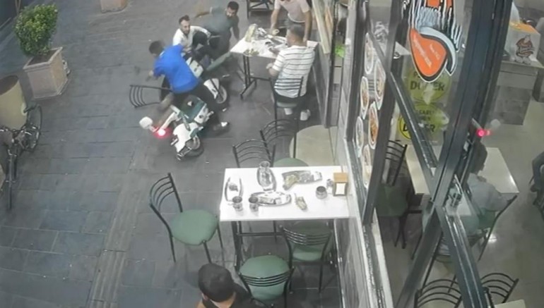 Elektrikli bisiklet yemek yiyenlerin arasına daldı