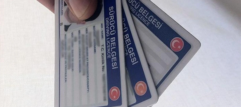 Eski ehliyetle kaza yapan yandı