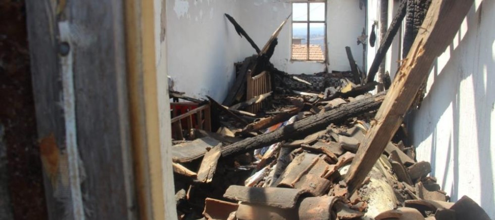 Evi yandı, çatısı çöktü, Kur'an-ı Kerim'ler sapasağlam kaldı