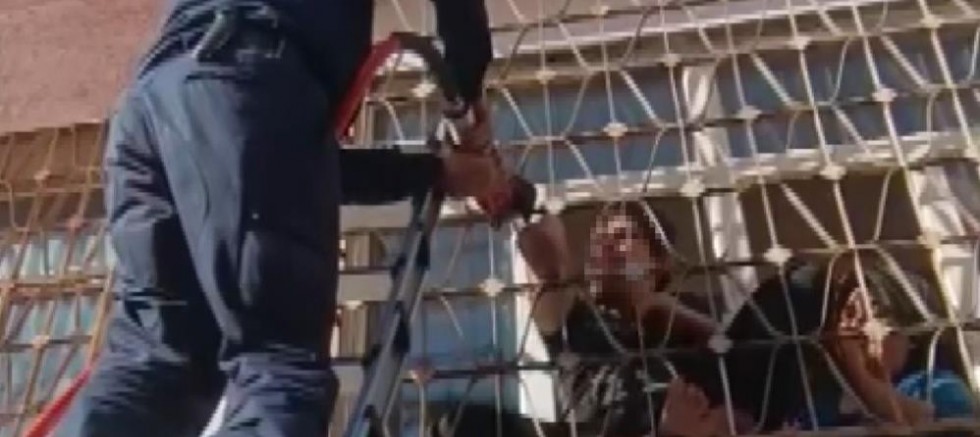 Evindeki demir parmaklıklara kolu sıkışan engelli vatandaşı itfaiye kurtardı