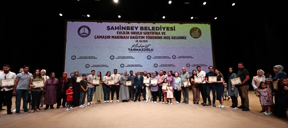 EVLİLİK OKULU’NDA EĞİTİM GÖREN 1.120 ÇİFT DAHA SERTİFİKASINI ALDI