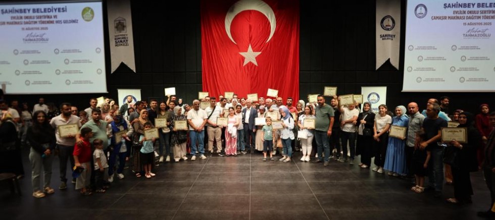 Evlilik okulunu tamamlayan 481 çift sertifikalarını aldı