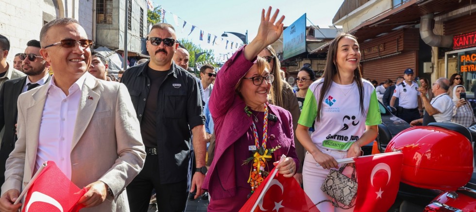 FESTİVAL COŞKUSU KORTEJ İLE ŞEHRİN SOKAKLARINA TAŞINDI