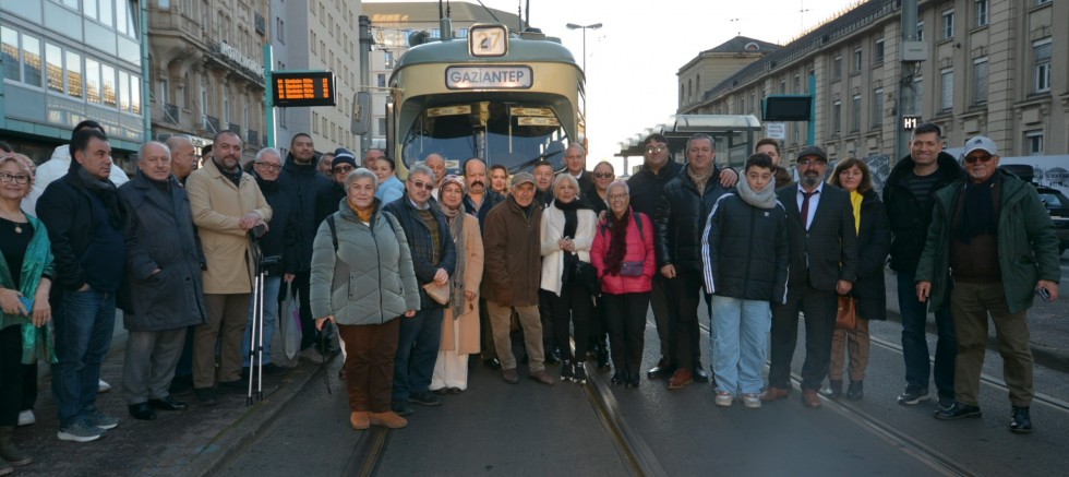 FRANKFURT’UN GÖBEĞİNDE TRAMVAYDA ÇİĞ KÖFTE VE BAKLAVA YEDİLER
