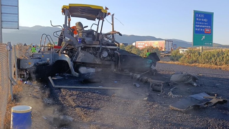 Freni patlayan mısır yüklü tır asfalt makinasına çarptı