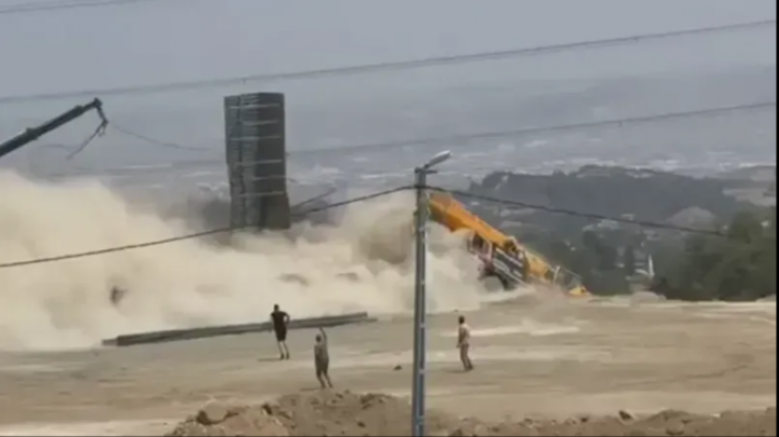 Freni patlayan vinç 2 aracı biçip uçurumdan yuvarlandı