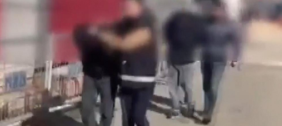 Garaja pompalı tüfekle ateş eden 2 şahıs tutuklandı: O anlar kamerada