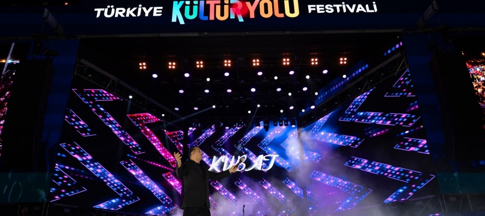 GASTROANTEP’İN İLK KONSERİ’NDE KUBAT SAHNE ALDI