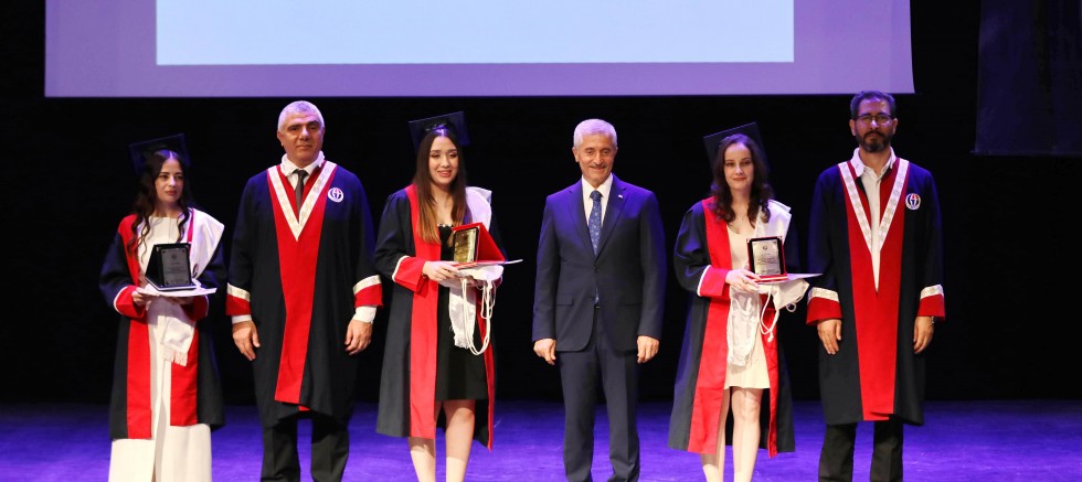 GAÜN’LÜ GENÇ MİMARLARIN MEZUNİYET SEVİNCİ