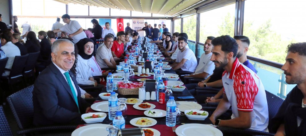 GAÜN’LÜ ÖĞRENCİLER BAŞARILARINI REKTÖR DOĞAN İLE PAYLAŞTI