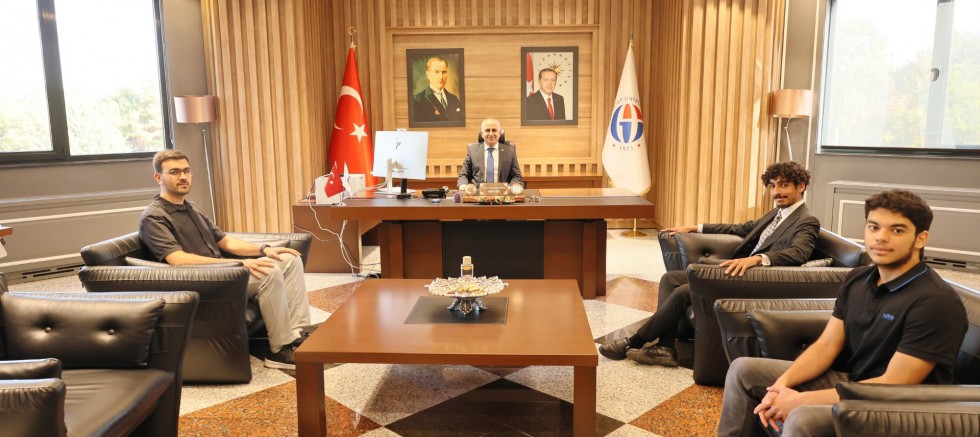GAÜN REKTÖRÜ DOĞAN, CEZAYİRLİ ÖĞRENCİLERİ REKTÖRLÜK MAKAMINDA KABUL ETTİ