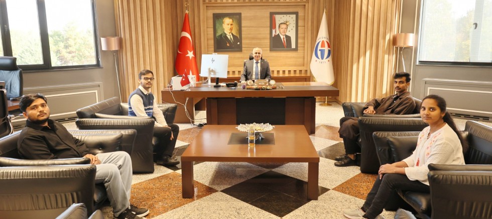 GAÜN REKTÖRÜ DOĞAN HİNDİSTANLI ÖĞRENCİLERLE BİR ARAYA GELDİ