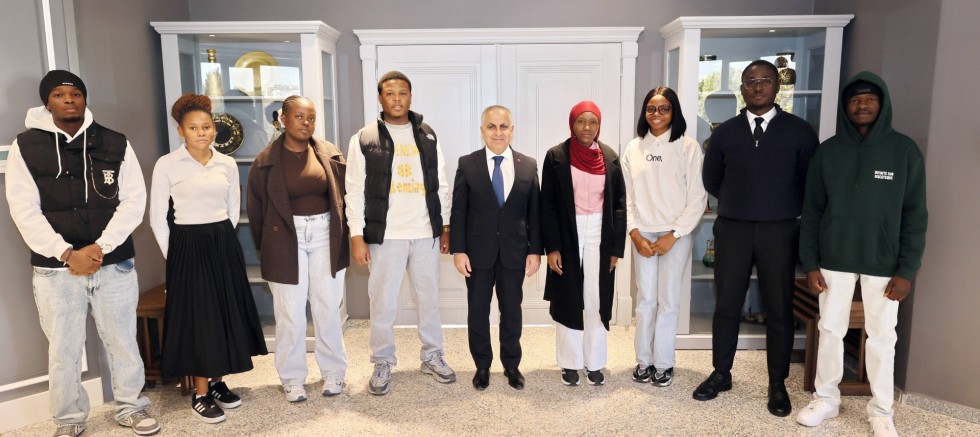 GAÜN REKTÖRÜ DOĞAN KAMERUNLU ÖĞRENCİLERİ KABUL ETTİ