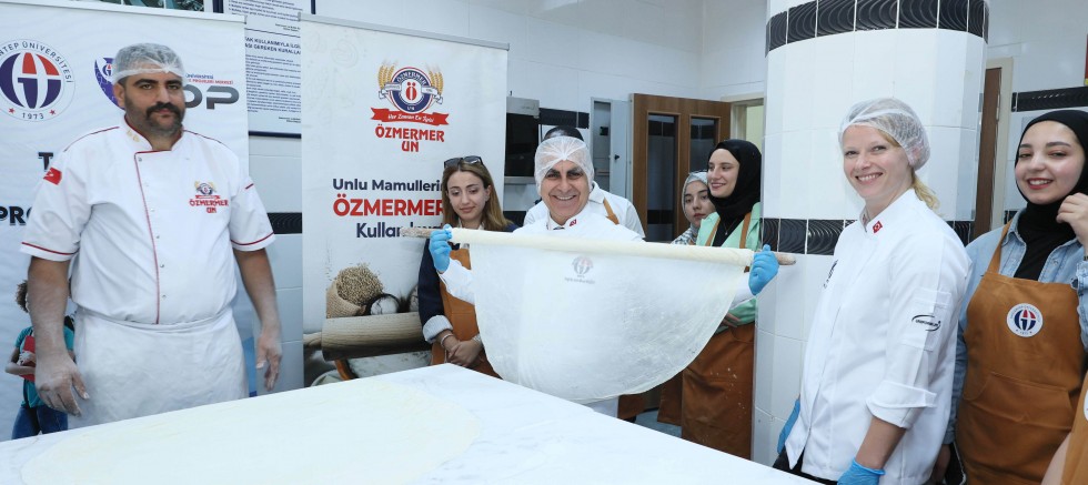 GAÜN REKTÖRÜ DOĞAN ULUSLARARASI ÖĞRENCİLERLE MUTFAKTA BULUŞTU