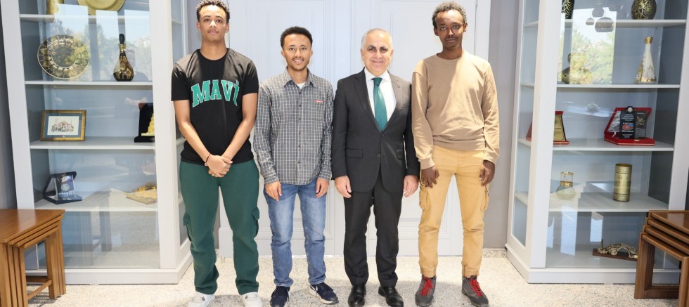 GAÜN REKTÖRÜ PROF. DR. DOĞAN, ETİYOPYALI VE NİJER’Lİ ÖĞRENCİLERLE BİR ARAYA GELDİ