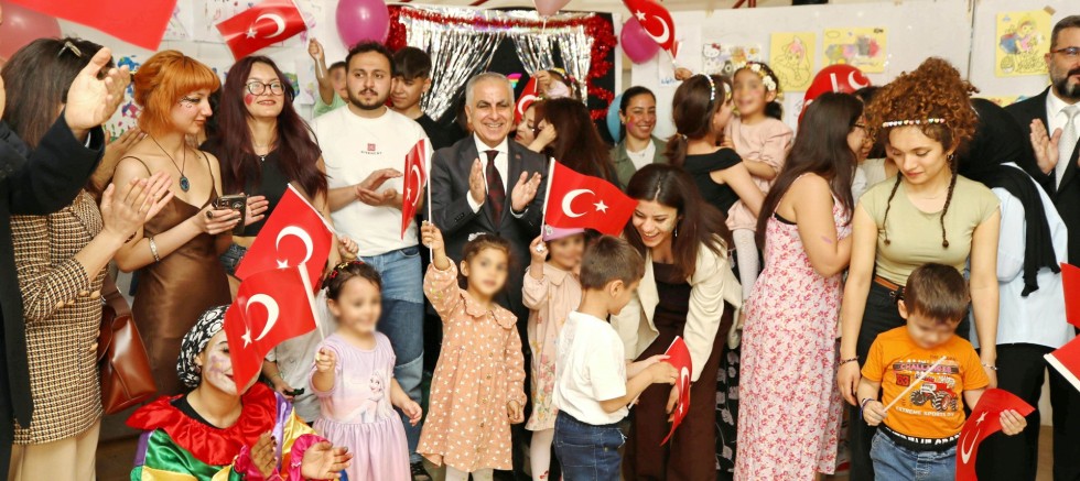 GAÜN) Rektörü Prof. Dr. Sait Mesut Doğan'dan Çocuklara 23 Nisan Ziyareti