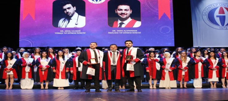GAÜN TIP FAKÜLTESİNDE 243 ÖĞRENCİ MEZUNİYET SEVİNCİ