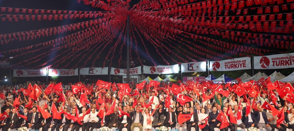  GAZİ ŞEHİRDE MİLLETİN KAHRAMANLIK DESTANI İÇİN MEYDANLAR YİNE DOLDU