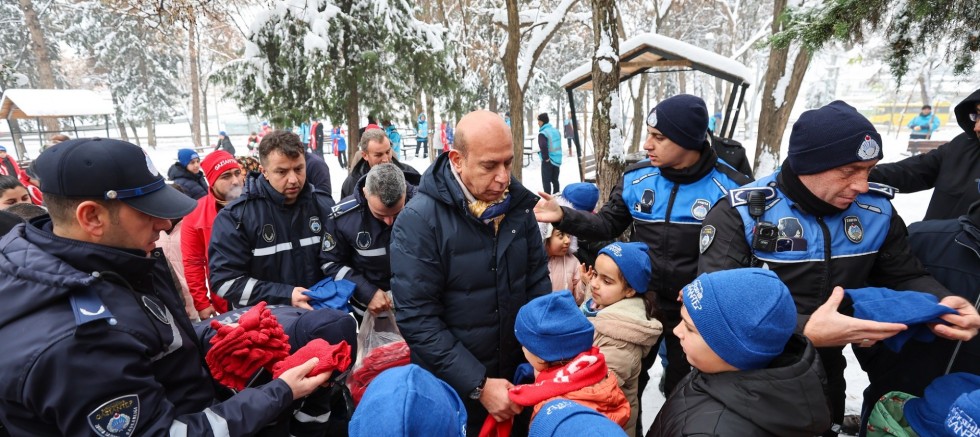 GAZİANTEP BÜYÜKŞEHİR BELEDİYESİ, ÇOCUKLARIN KAR SEVİNCİNE HEDİYELERLE ORTAK OLDU