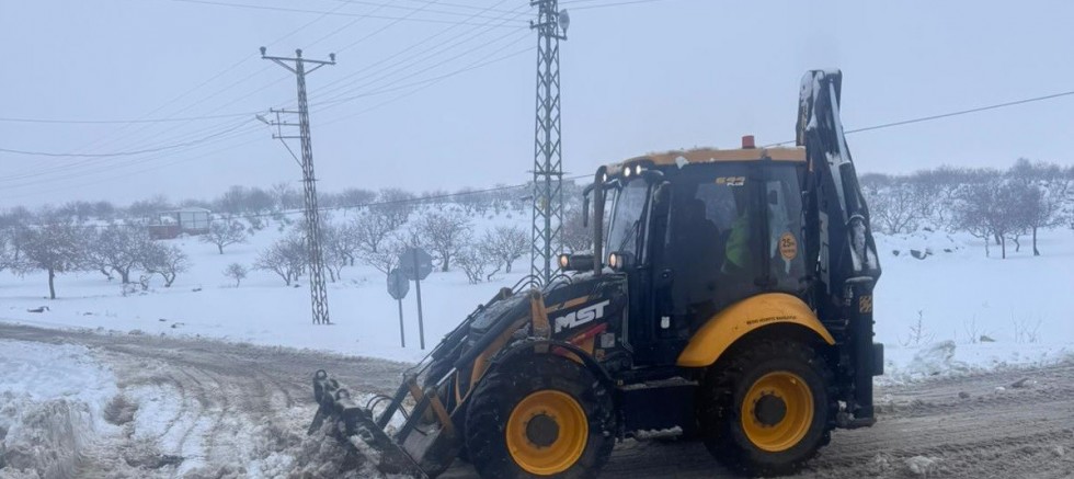 GAZİANTEP BÜYÜKŞEHİR’DEN KÖY YOLLARINDA YOĞUN KARLA MÜCADELE