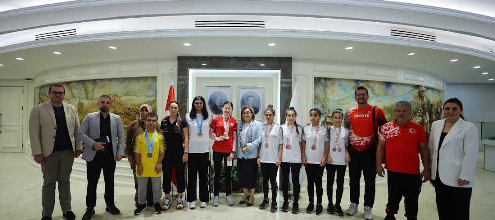 GAZİANTEP BÜYÜKŞEHİR’İN BAŞARILI SPORCULARI, BAŞKAN FATMA ŞAHİN İLE BULUŞTU