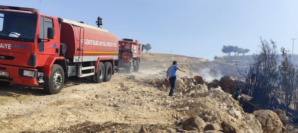  GAZİANTEP BÜYÜKŞEHİR İTFAİYE EKİPLERİ NURDAĞI’NDA ÇIKAN YANGINI KONTROL ALTINA ALMAK İÇİN ÇALIŞMALARINI SÜRDÜRÜYOR