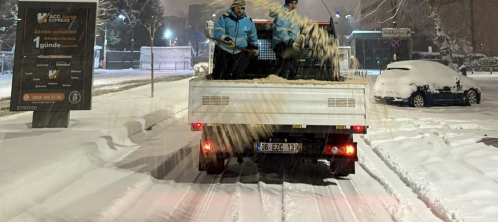  GAZİANTEP BÜYÜKŞEHİR KARLA MÜCADELE MESAİSİNİ GECE BOYU SÜRDÜRDÜ