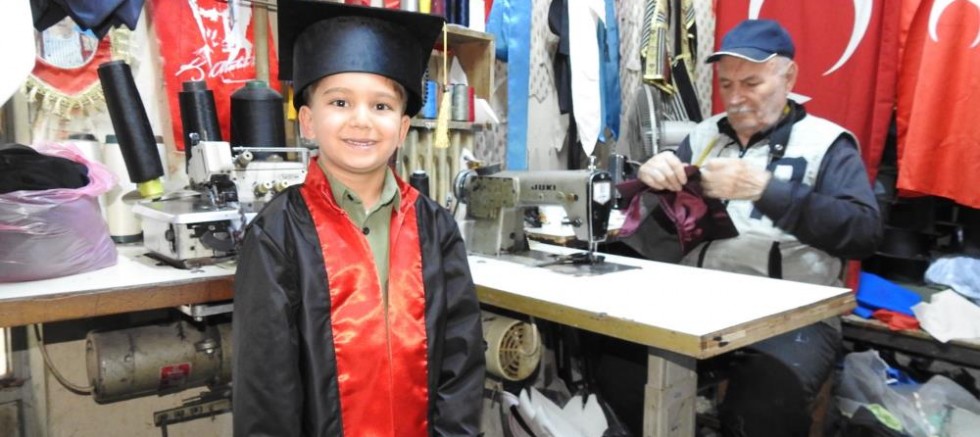 Gaziantep’in emektar terzisi 60 yıldır cübbe dikiyor