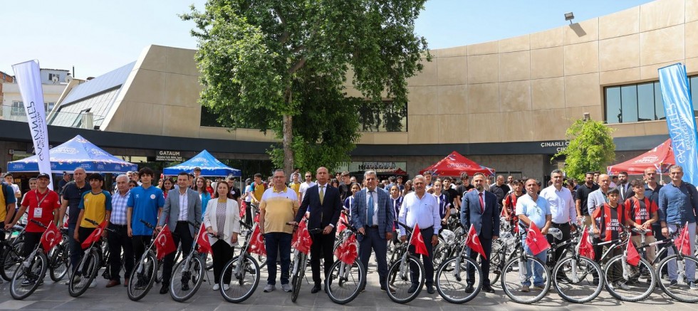 GAZİANTEP’TE 19 MAYIS ETKİNLİKLERİNDE TER DÖKEN BAŞARILI YARIŞMACILAR ÖDÜLLENDİRİLDİ 