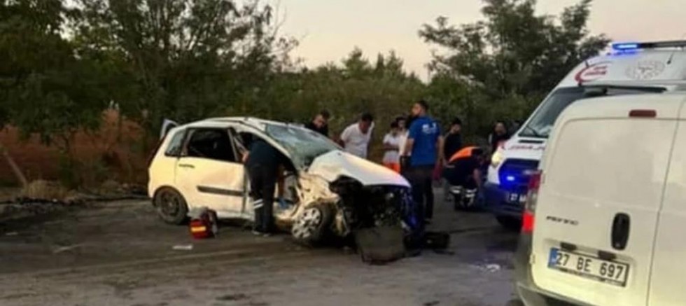 Gaziantep'te 2 otomobil kafa kafaya çarpıştı: 1 ölü, 3 yaralı