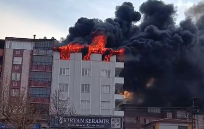 Gaziantep'te 4 katlı apartmanın terasında korkutan yangın