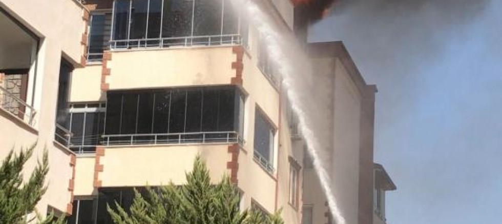 Gaziantep'te 4 katlı binanın terasında yangın