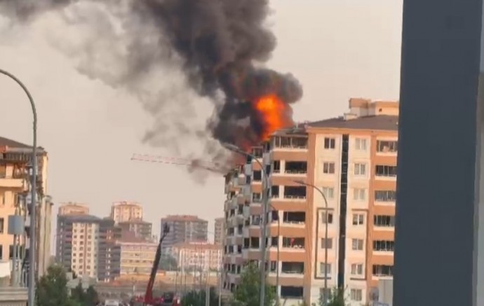 Gaziantep'te 7 katlı binanın çatısı alev alev yandı