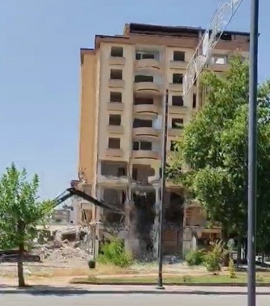 Gaziantep'te ağır hasarlı bina kontrollü şekilde yıkıldı