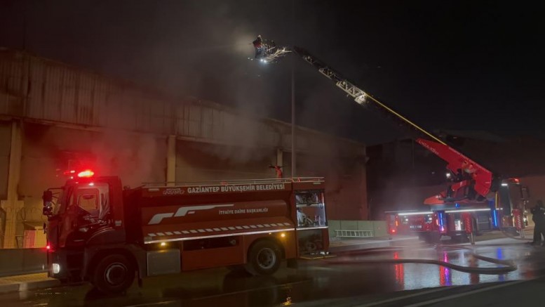 Gaziantep’te ambalaj fabrikasında yangın: 1 işçi dumandan etkilendi