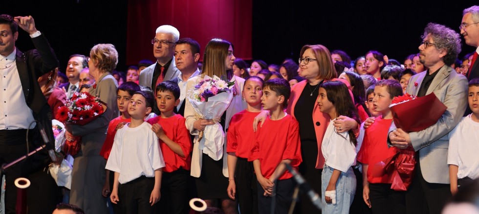 Gaziantep’te bin çocuktan oluşan koro, 23 Nisan şarkılarını seslendirdi