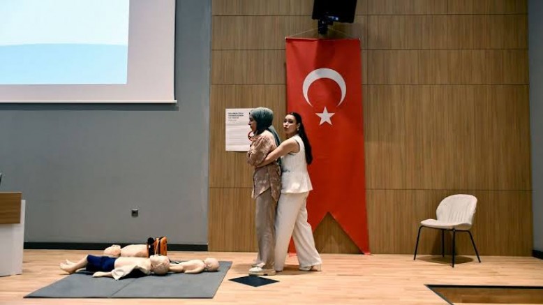 Gaziantep'te binlerce kişiye Heimlich manevrası eğitimi verildi