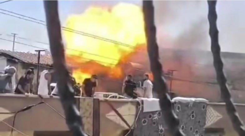 Gaziantep'te çatı katı yangını sırasında patlama: Faciadan dönülen anlar kamerada