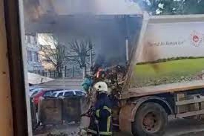 Gaziantep’te çöp kamyonunda çıkan yangını itfaiye söndürdü