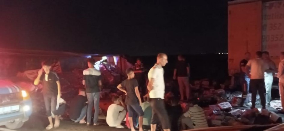 Gaziantep’te devrilen meşrubat yüklü tırın sürücüsü yaralandı