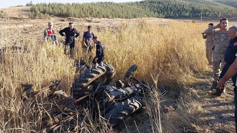 Gaziantep'te devrilen traktörün sürücüsü hayatını kaybetti