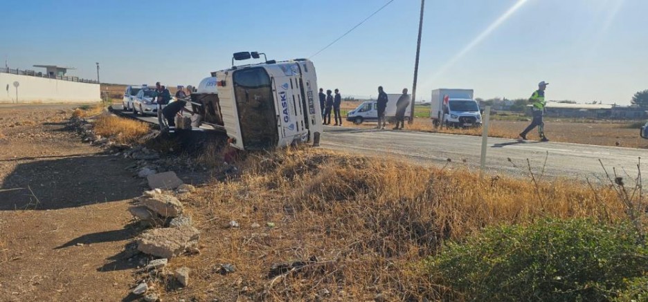 Gaziantep'te devrilen yakıt tankerinin sürücüsü yaralandı: İtfaiye önlem aldı