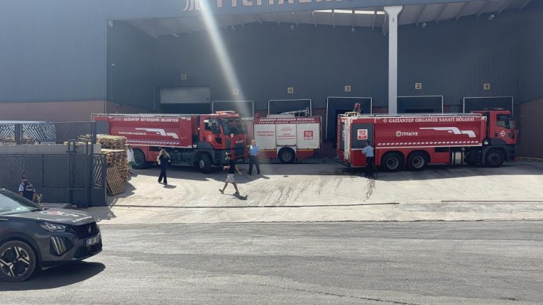 Gaziantep'te fabrika yangınında 2 kişi dumandan etkilendi