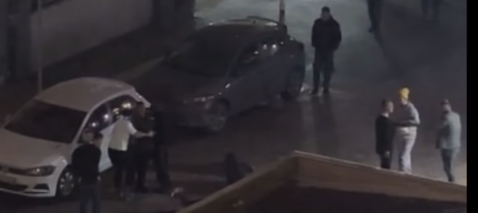 Gaziantep'te gençler mahalleyi ayağa kaldırdı! Kimisi dövdü, kimisi seyretti