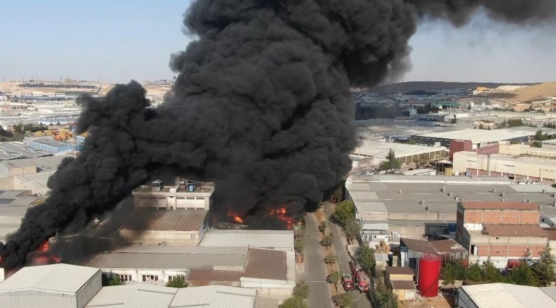 Gaziantep'te geri dönüşüm fabrikasındaki yangın havadan görüntülendi