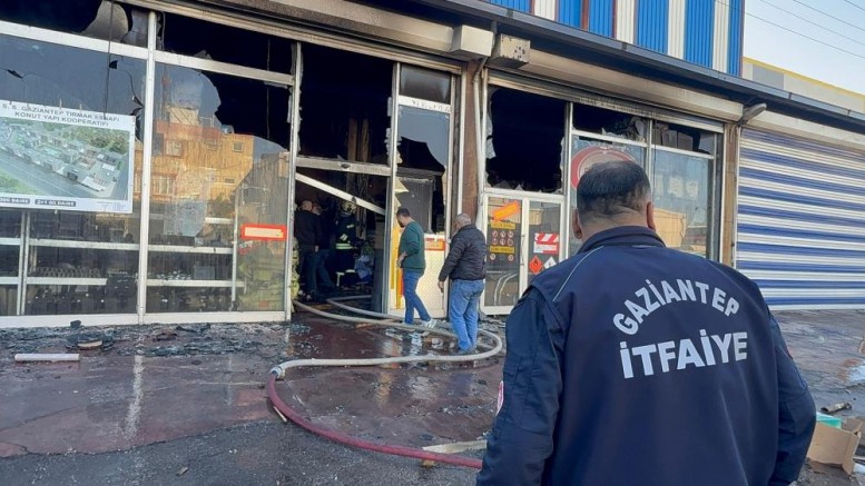 Gaziantep'te hırdavat malzemeleri satan iş yerinde yangın