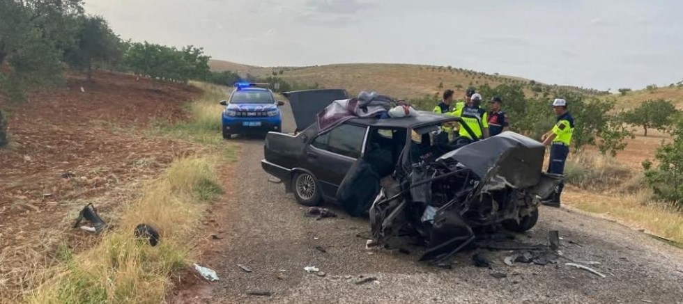 Gaziantep'te iki otomobil kafa kafaya çarpıştı: 1'i ağır 8 yaralı