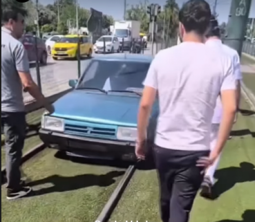 Gaziantep’te İlginç Anlar: Araç Tramvay Yoluna Saptı